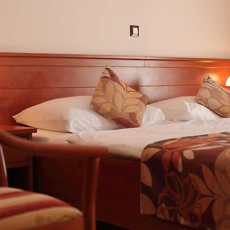 Dorijini Dvori Bed & Breakfast Baska Voda Bilik gambar