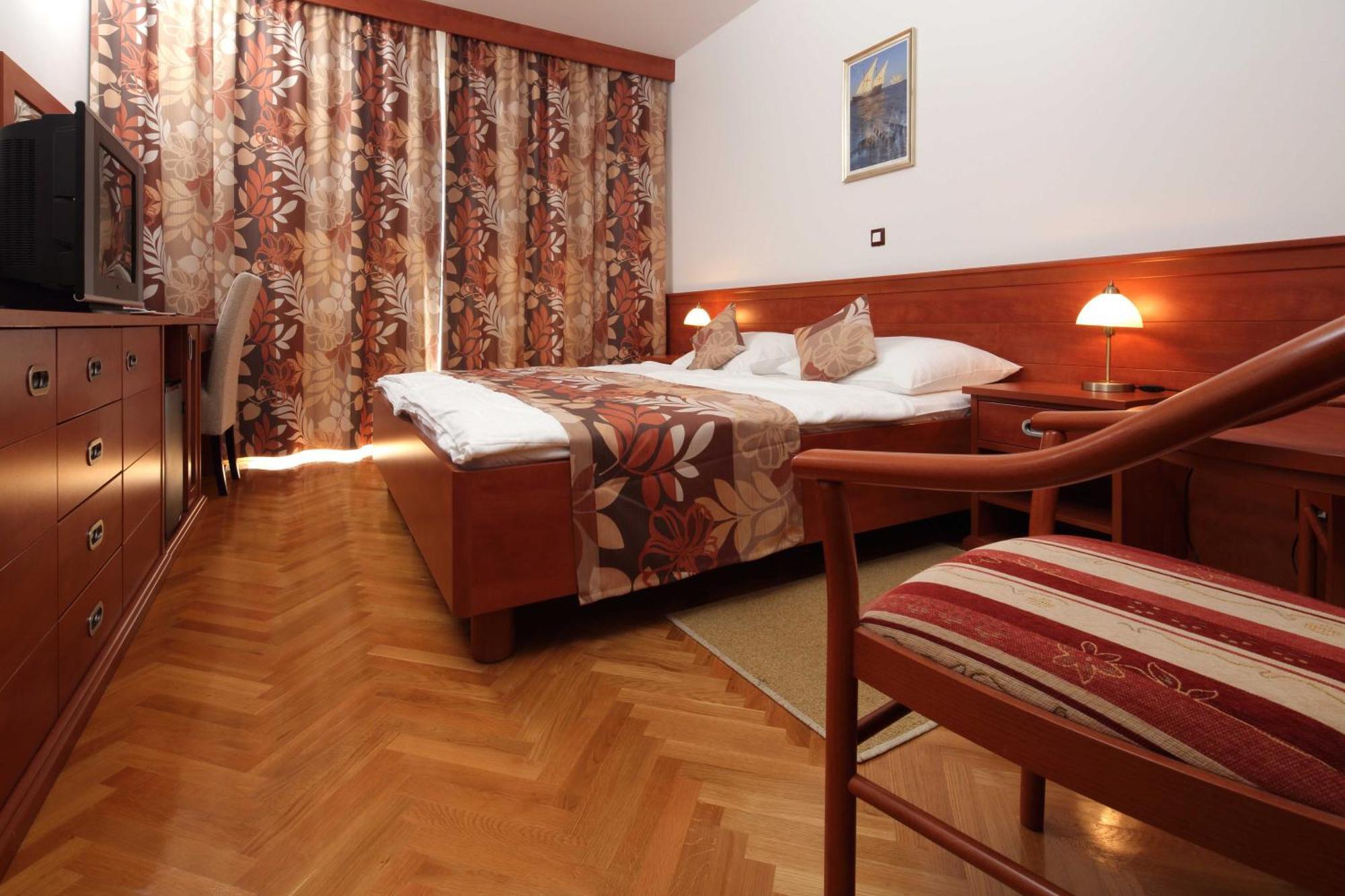 Dorijini Dvori Bed & Breakfast Baska Voda Bilik gambar